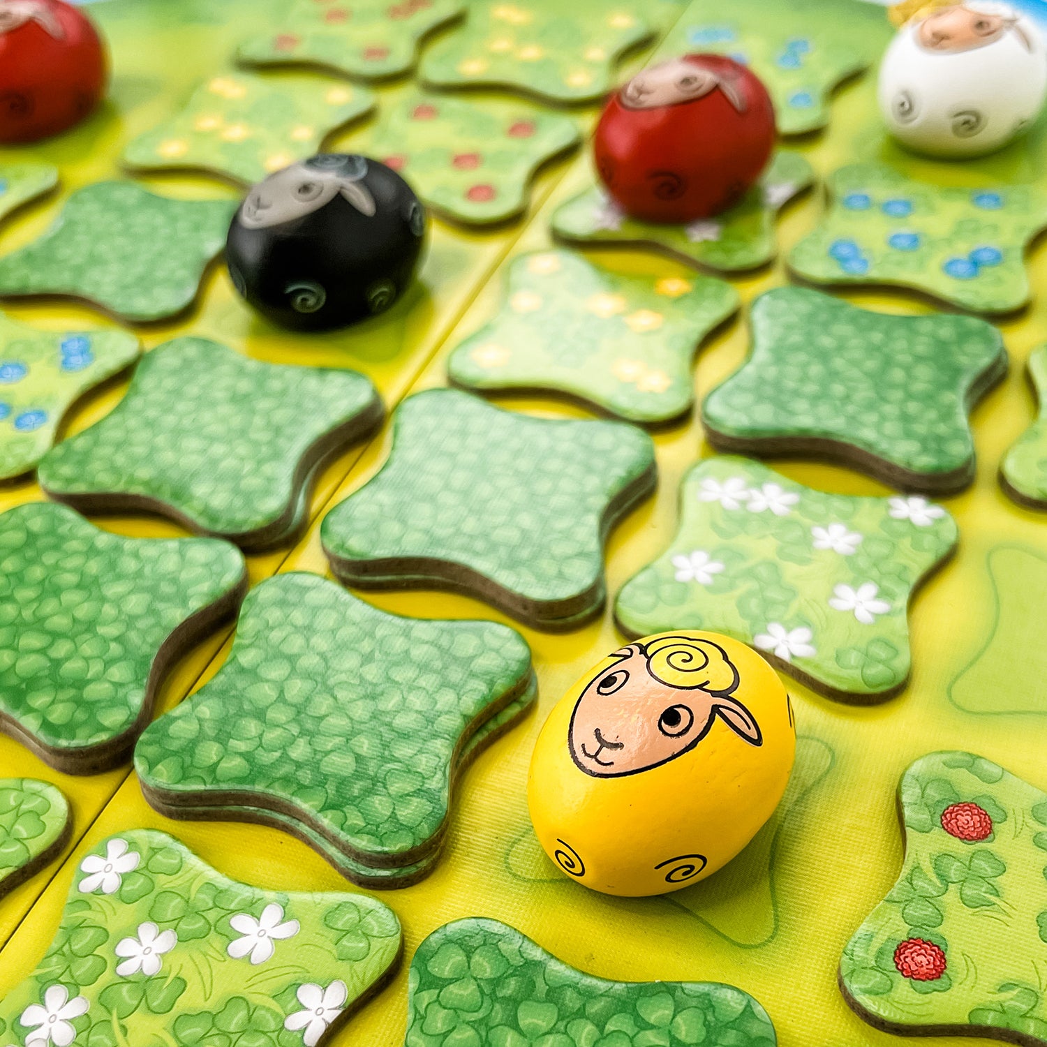 Live - So Clover! Board Game Overview